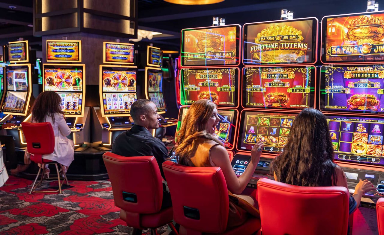 Filipino player accessing 23 ph live casino tables on a mobile phone
